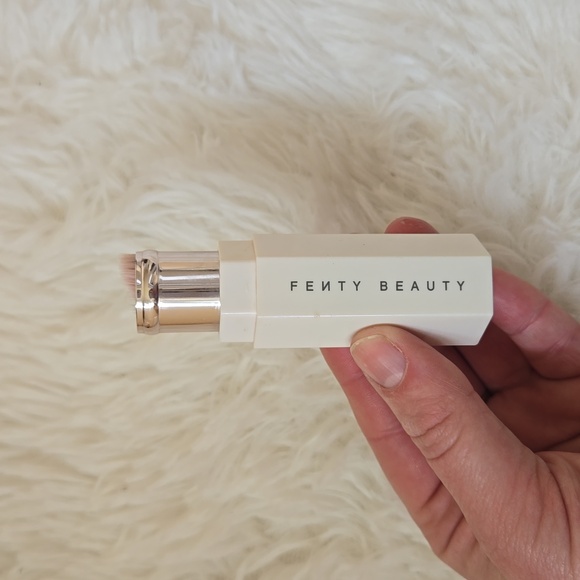 Fenty Beauty Portable Highlighter Brush 140 - Picture 2 of 4